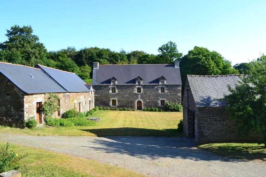 Authentique manoir breton du XVIIIe siècle, sur environ 3ha50 de terrain en partie paysagé.  Bois de … - 6vm
