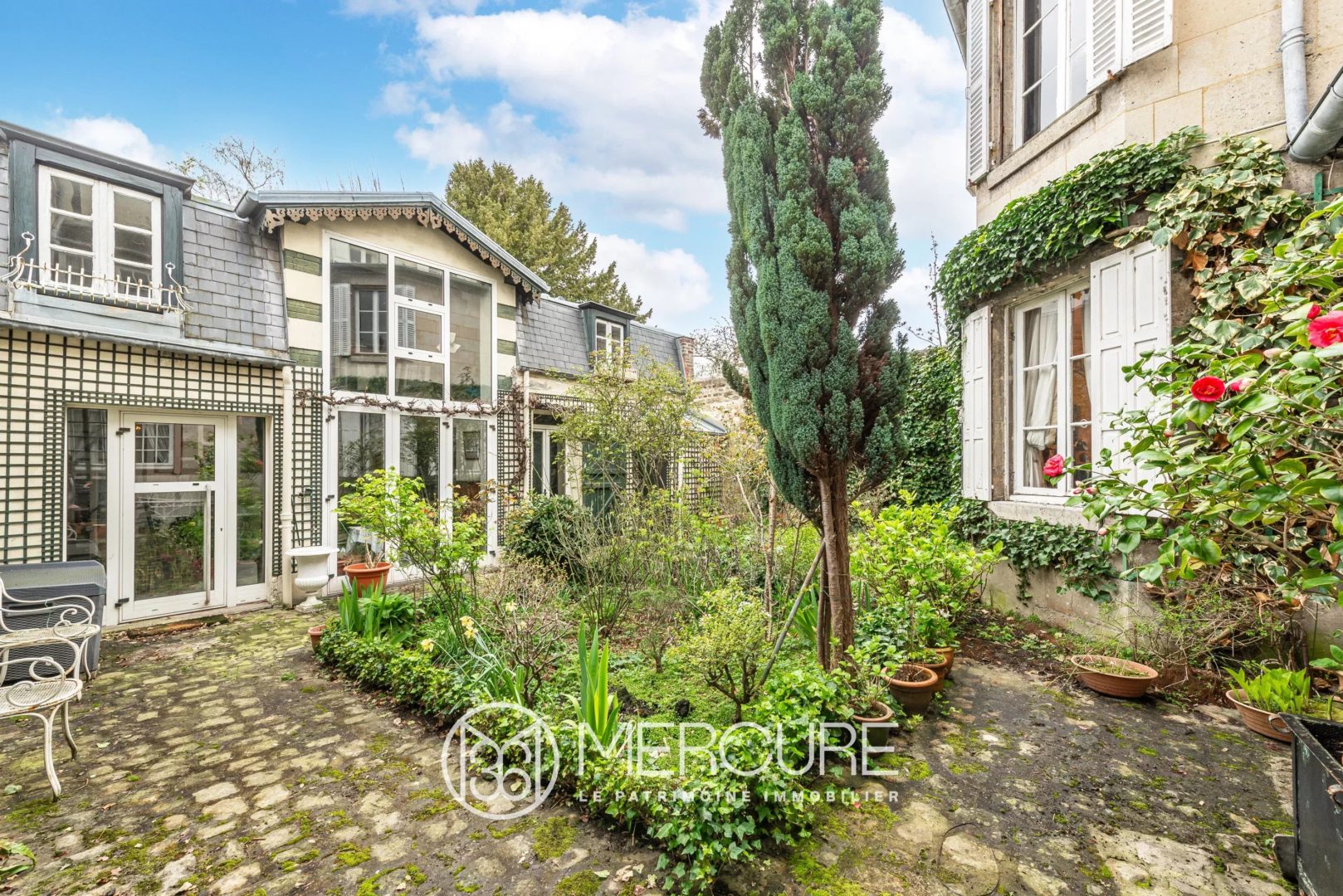 Oise – private mansion, outbuildings and courtyard - 80605PI