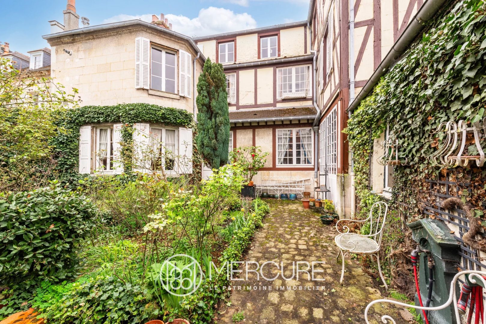 Oise – private mansion, outbuildings and courtyard - 80605PI