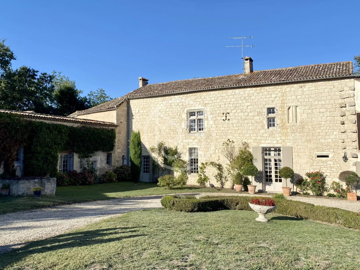 15TH CENTURY FORTIFIED HOUSE WITH SWIMMING POOL AND OUTBUILDINGS – DURAS (47) - 900913bx