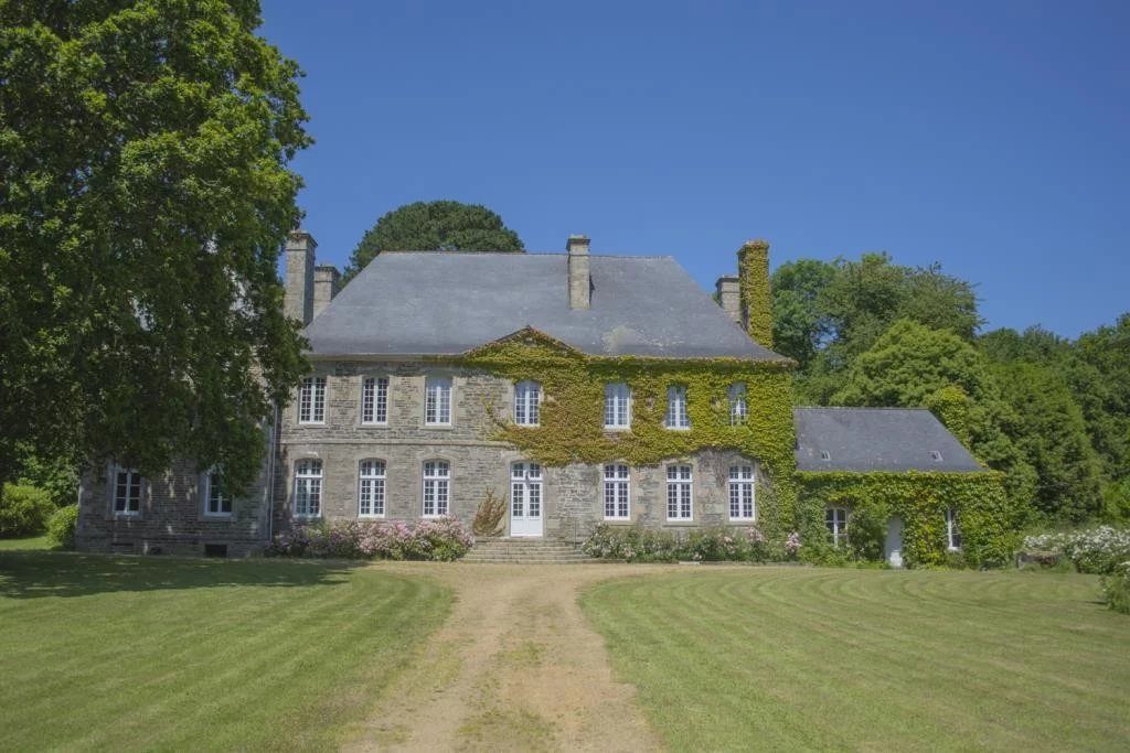For sale, Mansion House outside Lannion in the county of Les Côtes d’Armor, in Brittany:

A beautiful … - 91vm