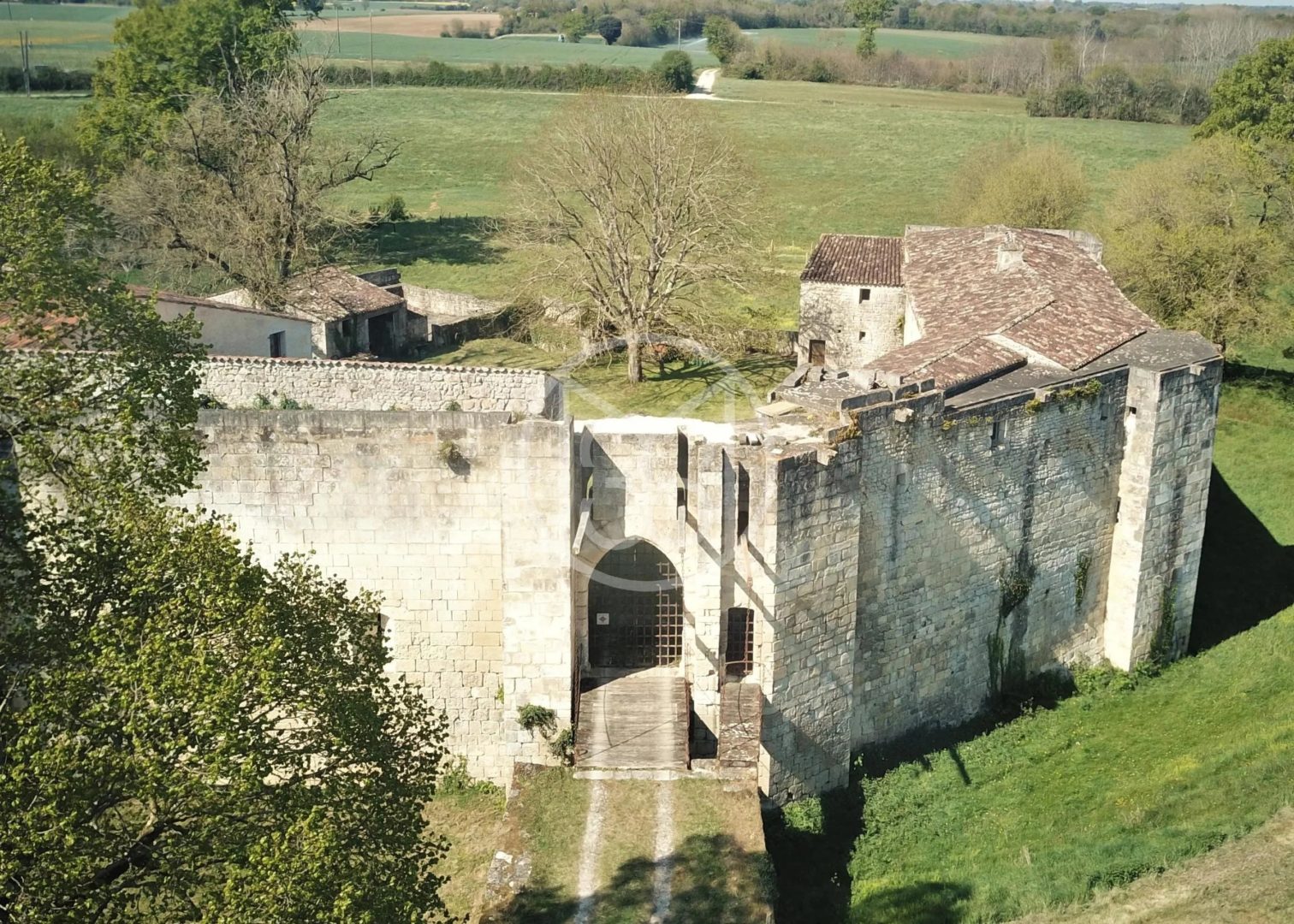 A MEDIEVAL FORTRESS IN CHARENTE-MARITIME - 9204PO