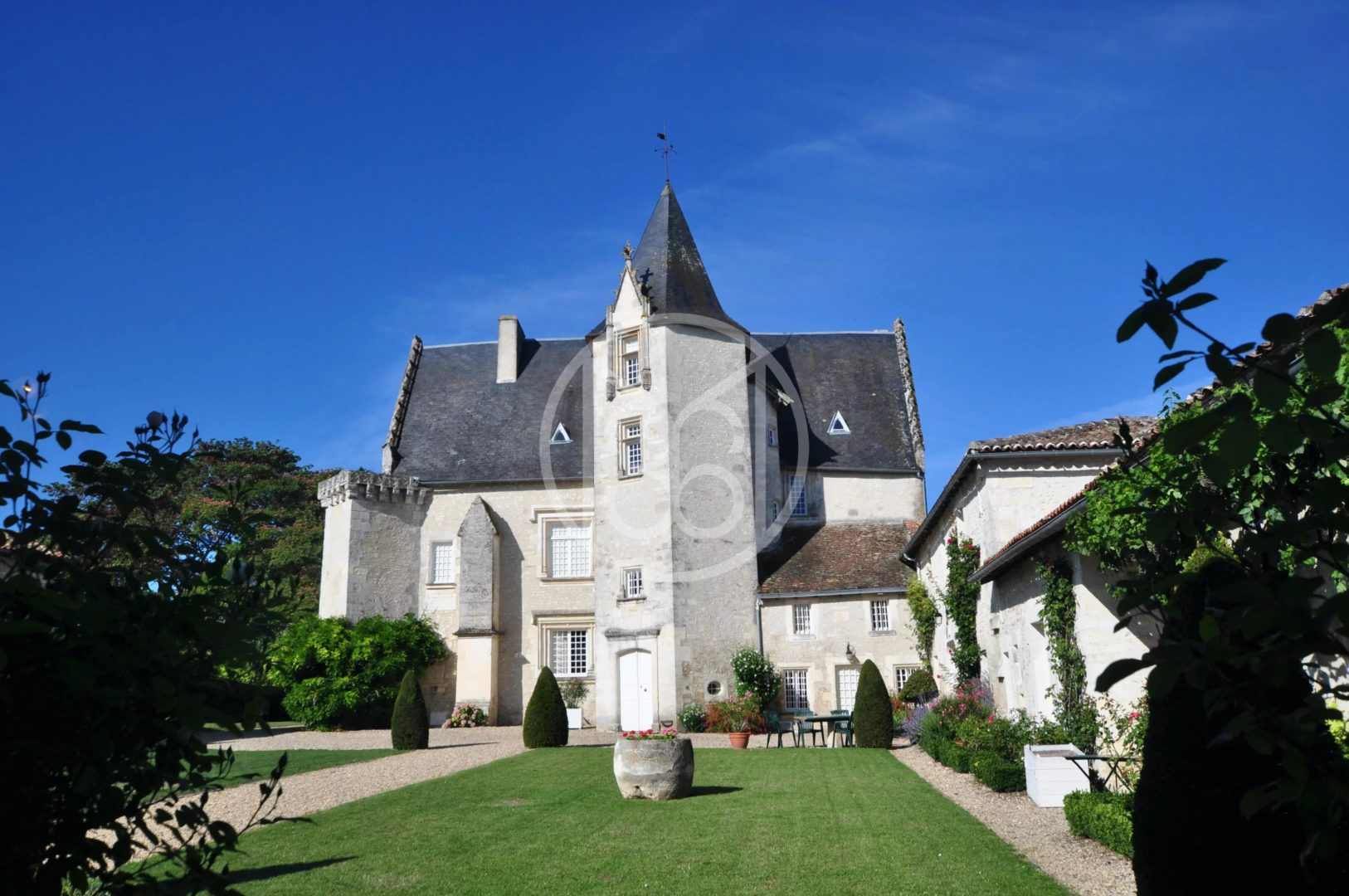 LISTED CHATEAU SUITABLE FOR WEDDING / HOST ACTIVITY - 9316PO
