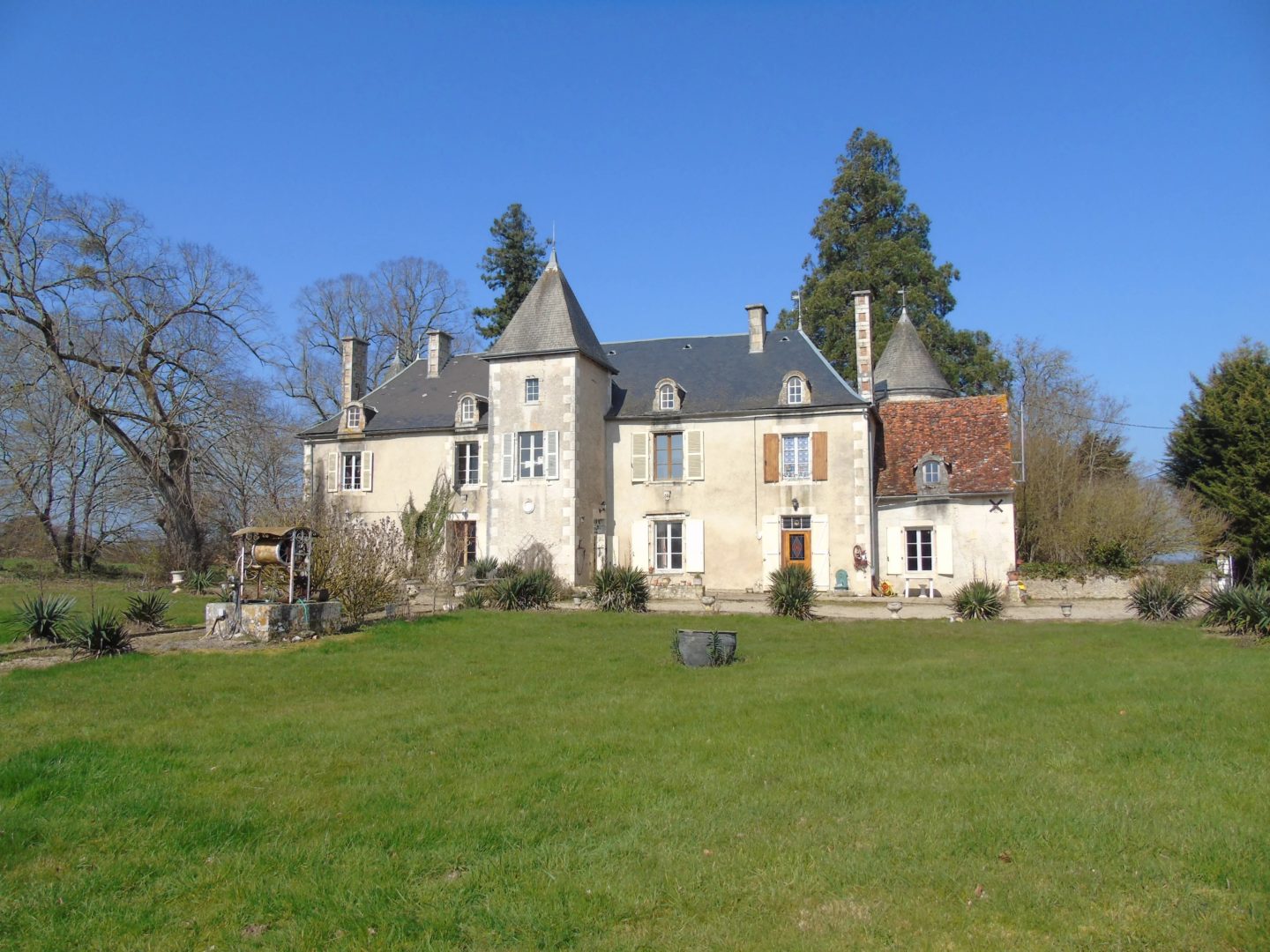 19th C. CHATEAU WITH OUTBUILDINGS AND 7 HECTARES - 9412po