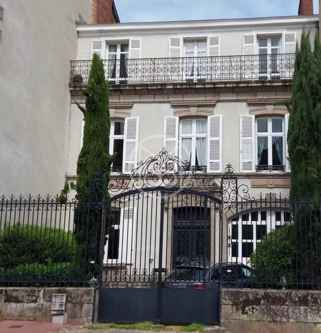 Limoges center – Bourgeois house 300sqm approximately - FP20404Li