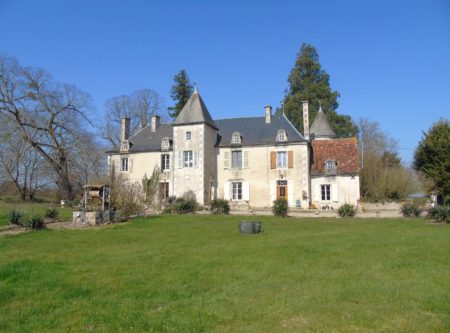 CHATEAU XIXe AVEC SES COMMUNS SUR 7 Ha - 9412po