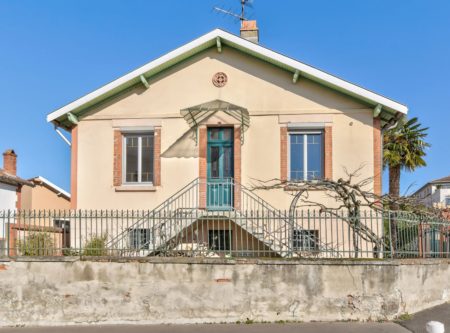 JOLIE MAISON DE VILLE – GARAGE ET PETIT JARDIN - 8763TS