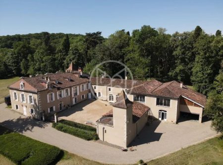 A VENDRE – CHATEAU XII – MAISON D’AMIS – PISCINE INTERRIEURE – DÉPENDANCES – 135HA – ETANG – RUISSEAU – SERRE – BOIS – TERRE AGRICOLE - 8710TS