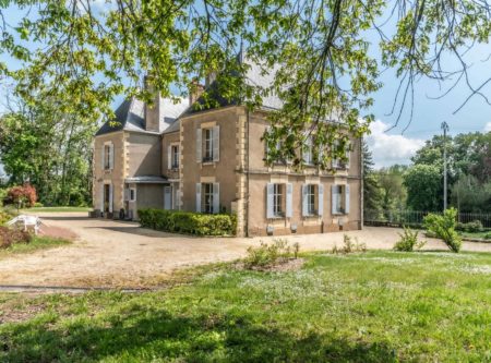 CHATEAU XIXème 550M² -COMMUNS- PISCINE- PARC DE 4 HECTARES. - 20104cl