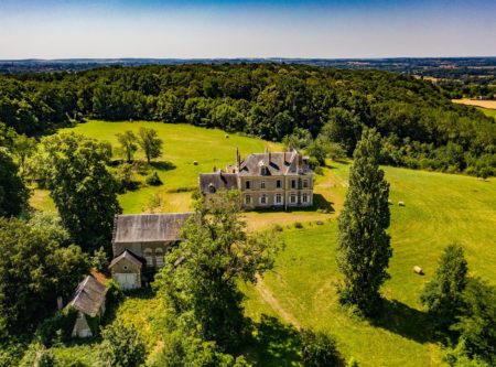 CHATEAU DU XIXème SIECLE  SUR 18 HECTARES – DEPENDANCES - 1558MAC