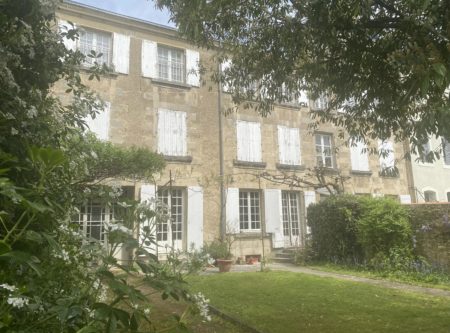 A VENDRE, POITIERS-PLATEAU, HOTEL PARTICULIER AVEC JARDIN ET GARAGES - 9649po