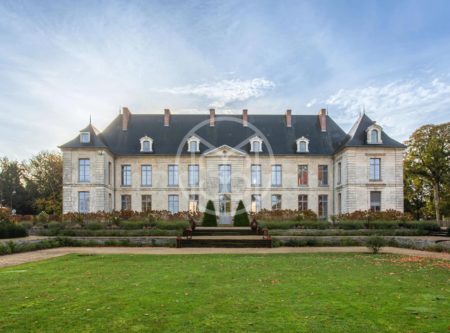 CHÂTEAU XVIIIe RESTAURE – PARC 11 ha - 20232NC