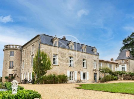 LOVELY 15th C. CHATEAU TASTEFULLY RESTORED - 9721PO