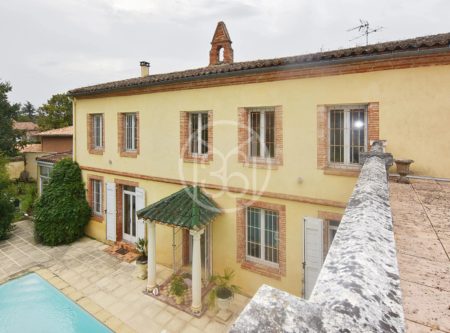 HÔTEL PARTICULIER DANS VILLAGE - 8711TS