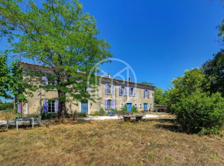 EXCLUSIVITE AUTHENTIQUE MAS EN PIERRE ANCIEN ET DEPENDANCES SUR PLUS DE 5 HECTARES - 20153LR