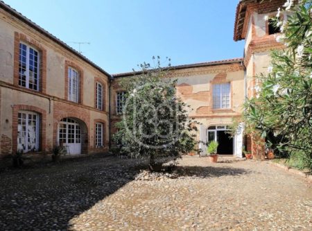 TOWN MANSION – COURTYARD, GARDEN AND POOL - 8185TS