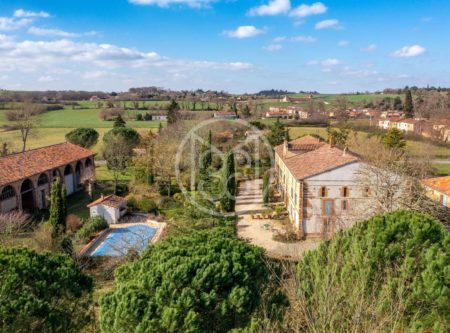 Maison de caractère avec dépendances sur 3 hectares - 8747ts