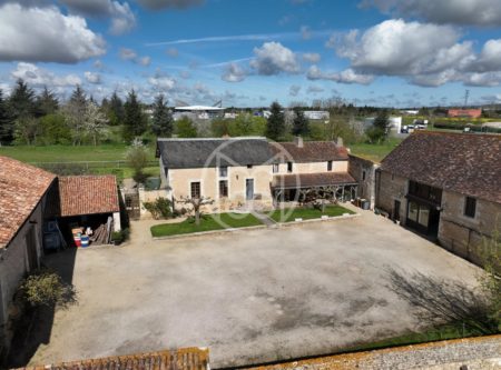 A VENDRE, POITIERS-NORD, PROPRIETE XVEME AVEC COMMUNS - 9699po