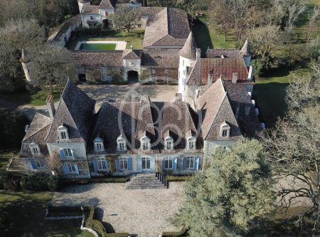 MAGNIFIQUE CHÂTEAU XVIIEME PROCHE DE BERGERAC - 900813bx