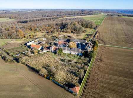 ENSEMBLE IMMOBILIER COMPRENANT MAISON ET CORPS DE FERME - 80543PI2