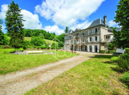 Exclusivité, propriété remaniée au XIXéme siècle, en bordure de la Dordogne, à 10min de Bort les Orgues et ses commodités. - 20102AU