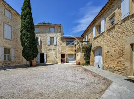 GARD PROCHE PONT DU GARD AUTHENTIQUE PROPRIETE ENTRE COUR ET JARDIN - 20298LR