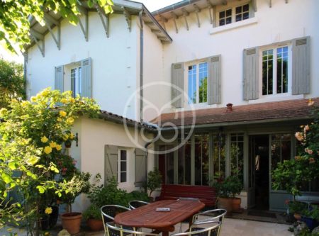 MAISON  EN PIERRE  AVEC PISCINE JARDIN ET PARKING - 900742bx