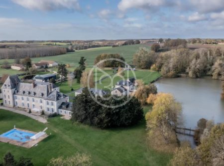 CHATEAU XIXème- DEPENDANCES – ETANG – PISCINE – PARC BOISE 30HA – CHATEAUROUX - 20233CL