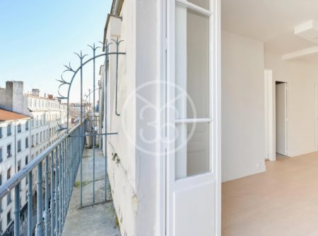 NICE T3 – RENOVATED WITH BALCONY - 4670LY