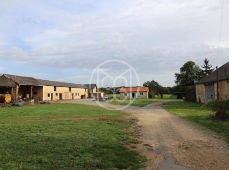 A VENDRE, MIGNALOUX-BEAUVOIR, FERME AVEC BATIMENTS XIXe - 9579po