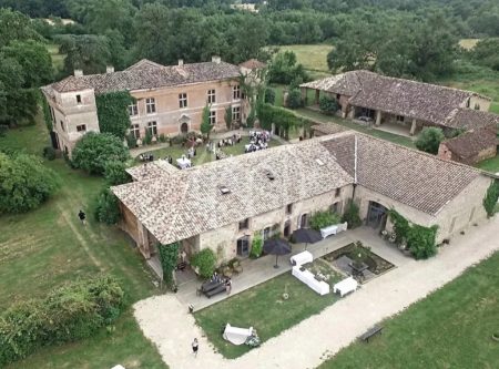 South-West of France  – 16th century Chateau with outbuildings and pool - 8704TS