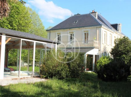 19th C. TOWN HOUSE IN SURGERES TOWN CENTRE - 9704PO