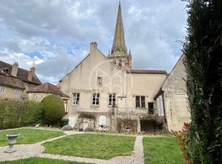 Maison canoniale du XVème siècle avec jardin et vue directe sur la cathédrale d’Autun - 1684VA