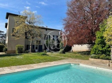 Exclusivité, superbe propriété au coeur du village de Sainte Foy les Lyon - 4658LY