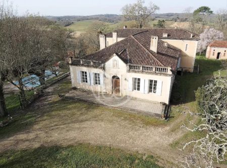 CHATEAU FIN XVIII – DEPENDENCES – PISCINE – VUE - 8368TS