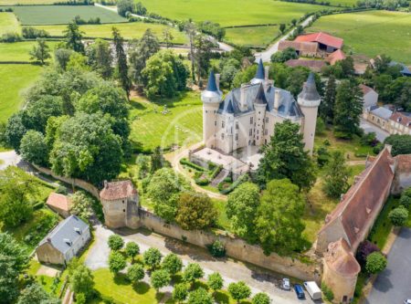 CHATEAU-FORT MH XVEME ENTIÈREMENT RENOVÉ – 2.5 HA - 18877CL