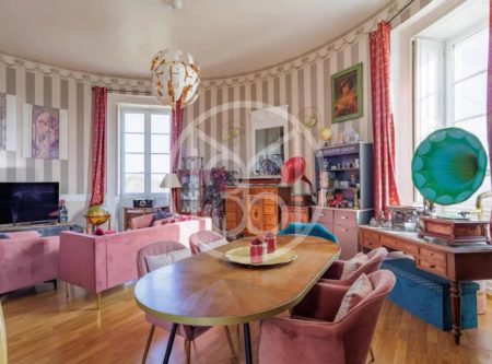 NORD LOIRE – Appartement atypique lové dans un château - 2228NA