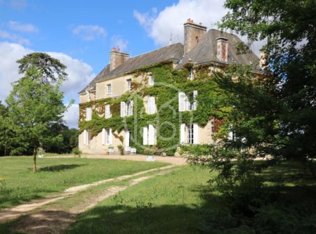 CHATEAU XIXe AVEC DEPENDANCES - 9377PO