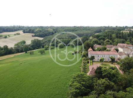CHARMING 17TH CENTURY MANOR HOUSE ON THE EDGE OF A VILLAGE - 900868bx