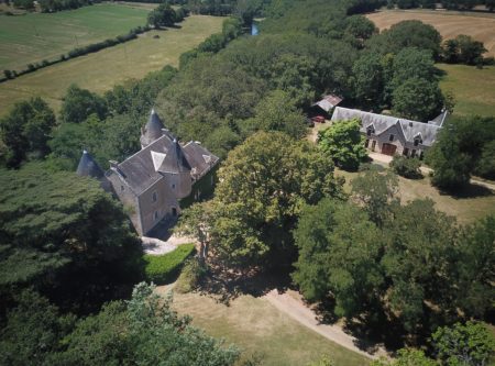 CHATEAU ET SES DEPENDANCES, POSSIBILITE CHEVAUX - 8682PO