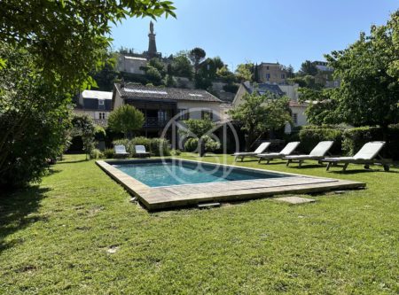 A VENDRE, EXCLUSIVITÉ, POITIERS-CENTRE VILLE, EXCEPTIONNELLE MAISON DE VILLE AVEC JARDIN (PISCINE) ET GARAGES - 9728po