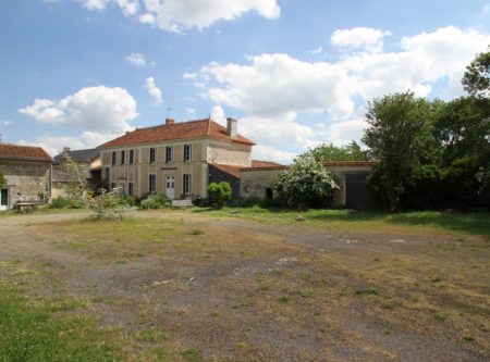 MAISON de MAITRE 210 M² avec MAISON d’AMIS et DEPENDANCES sur 1,2 Ha - 9250PO