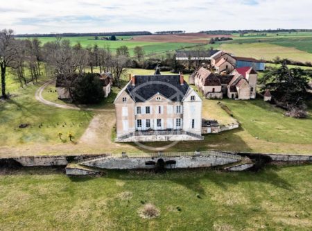 Château du XVIIIe siècle à restaurer, nombreux communs du XVIIème, parc de 8 hectares avec étang. Vue imprenable. - 1680MAC