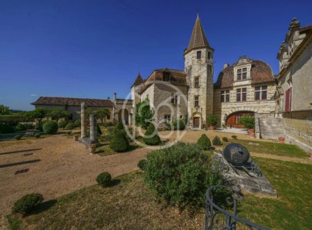 EXCEPTIONAL MH LISTED CHATEAU – BEAUTIFUL OUTBUILDINGS - 11506vm