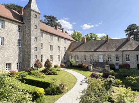ALLIER, ENTRE VICHY ET MONTLUCON CHATEAU ISMH XVeme-XIXeme ET DEPENDANCES 32 HECTARES DE PARC, BOIS ET PRES - 20427au