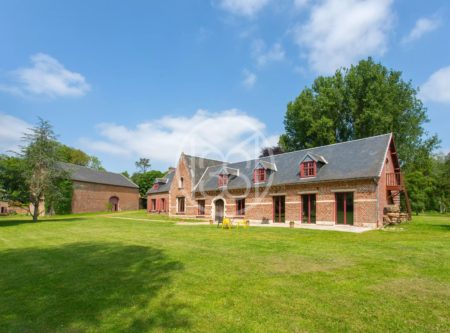 SOMME – VASTE MAISON, ECURIE, GRANGE, ETANG ET PARC DE 10HA - 80589PI