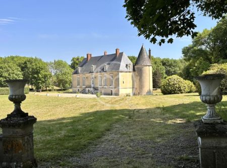 CHÂTEAU XVIIème- DEPENDANCES- PARC DE 7,7 HECTARES - 1692MAC