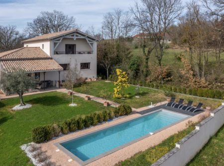 SUPERB LUXURY VILLA IN LANDSCAPED GARDEN - 8775TS