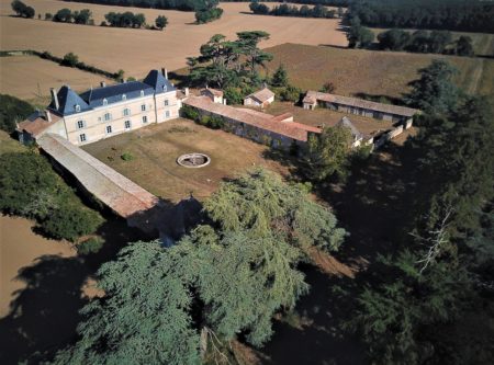 CHATEAU XVIIIe ET VASTES COMMUNS SUR 57HA - 9326PO