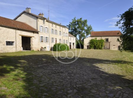 Maison avec nombreuses dépendances - PE20481LI